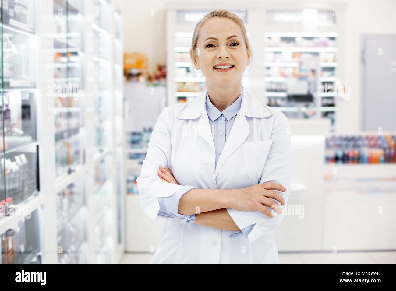 Femmes positives pharmacien désireux de travailler Banque D'Images