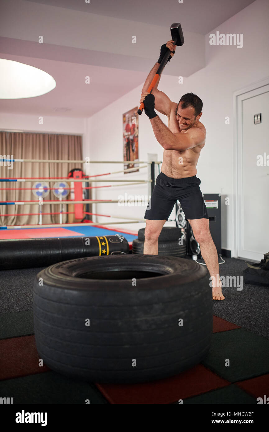 Formation boxer avec une masse et un big tyre Banque D'Images