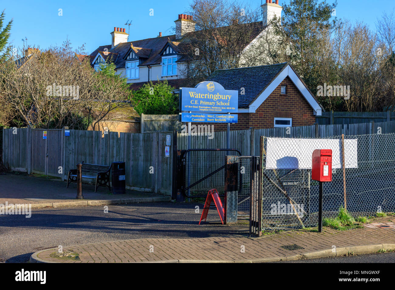 L'entrée de Wateringbury Eglise d'Angleterre l'école primaire, une petite boîte à l'avant-plan, Kent, UK Banque D'Images