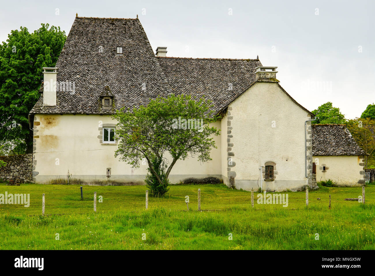 Maison avec un toit en ardoise en France, région occitane. Banque D'Images