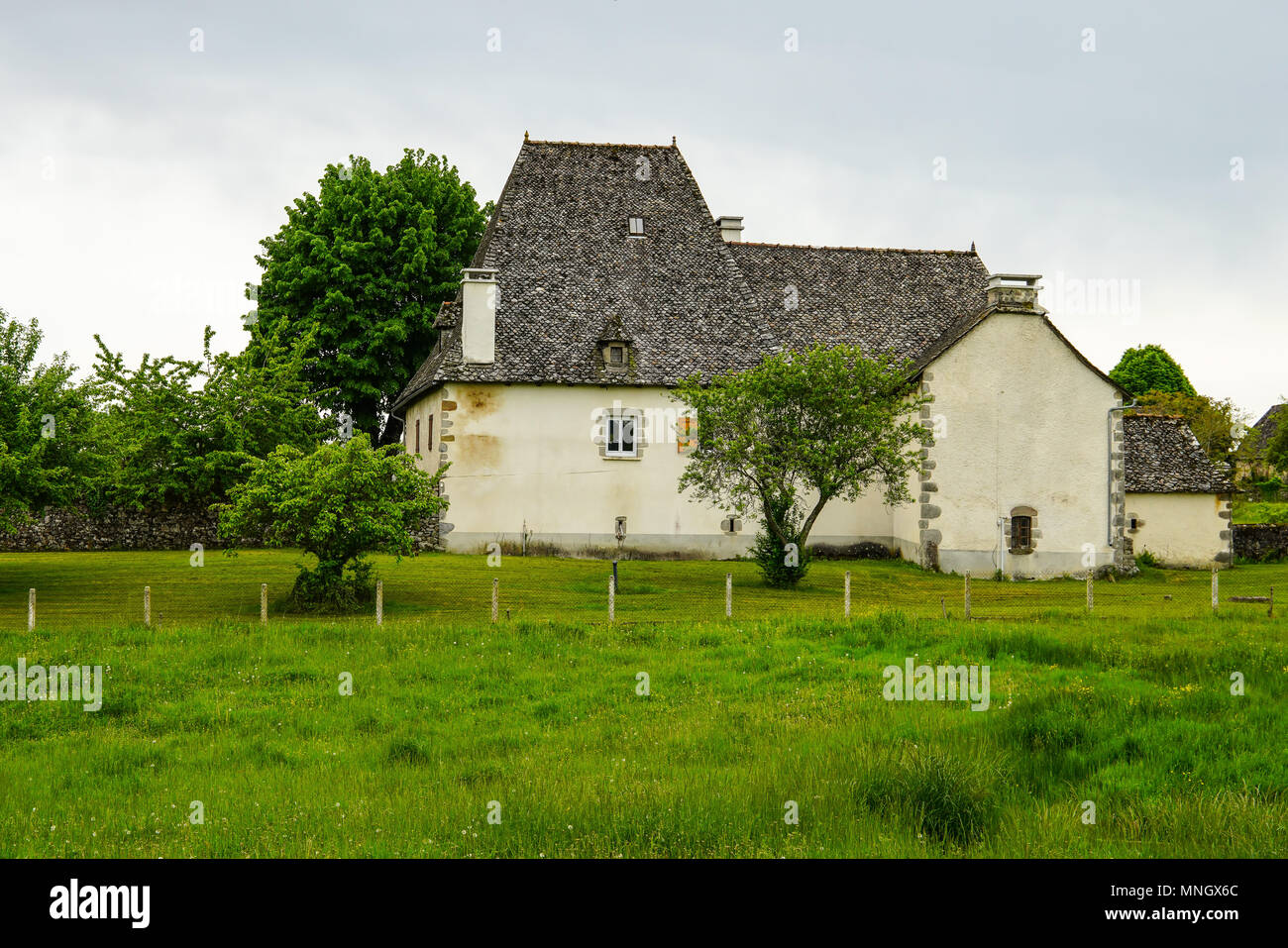 Maison avec un toit en ardoise en France, région occitane. Banque D'Images