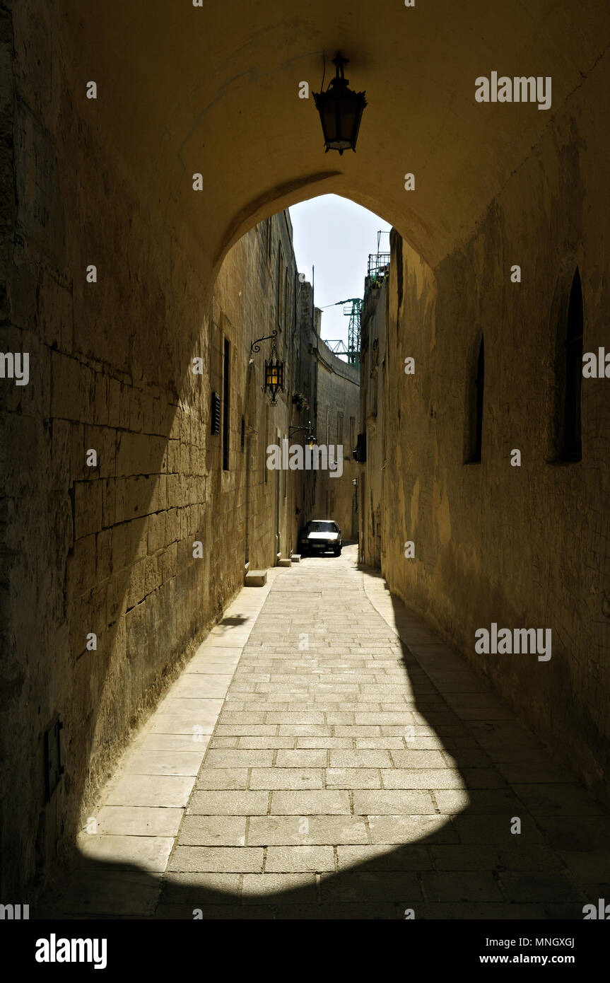 Arcades dans la vieille ville de Mdina, Malte Banque D'Images