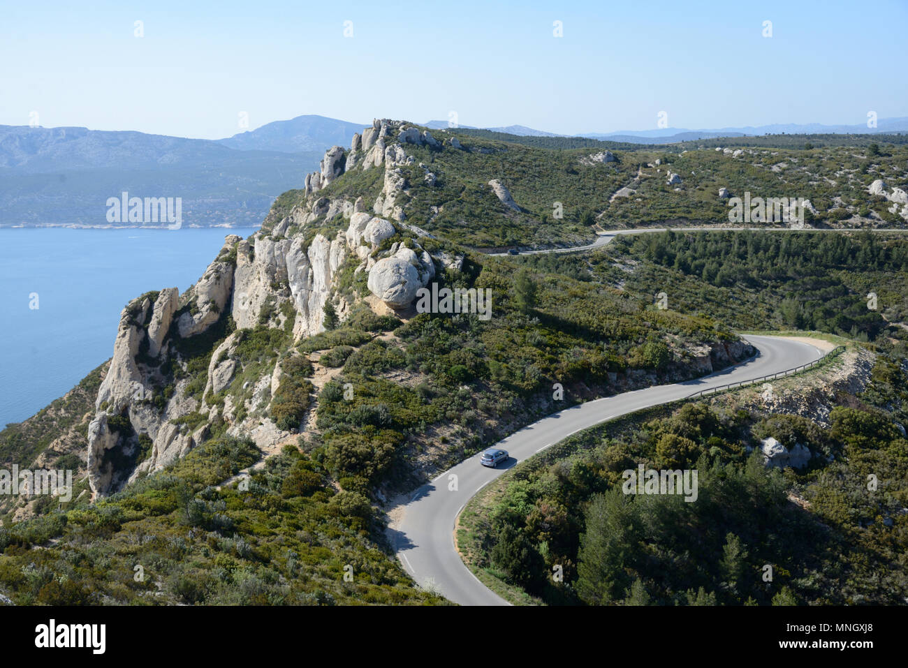 La conduite de l'automobiliste ou en voiture le long de la Route des Crêtes Route Côtière, dans le Parc National de Caranques Cassis Provence France Banque D'Images