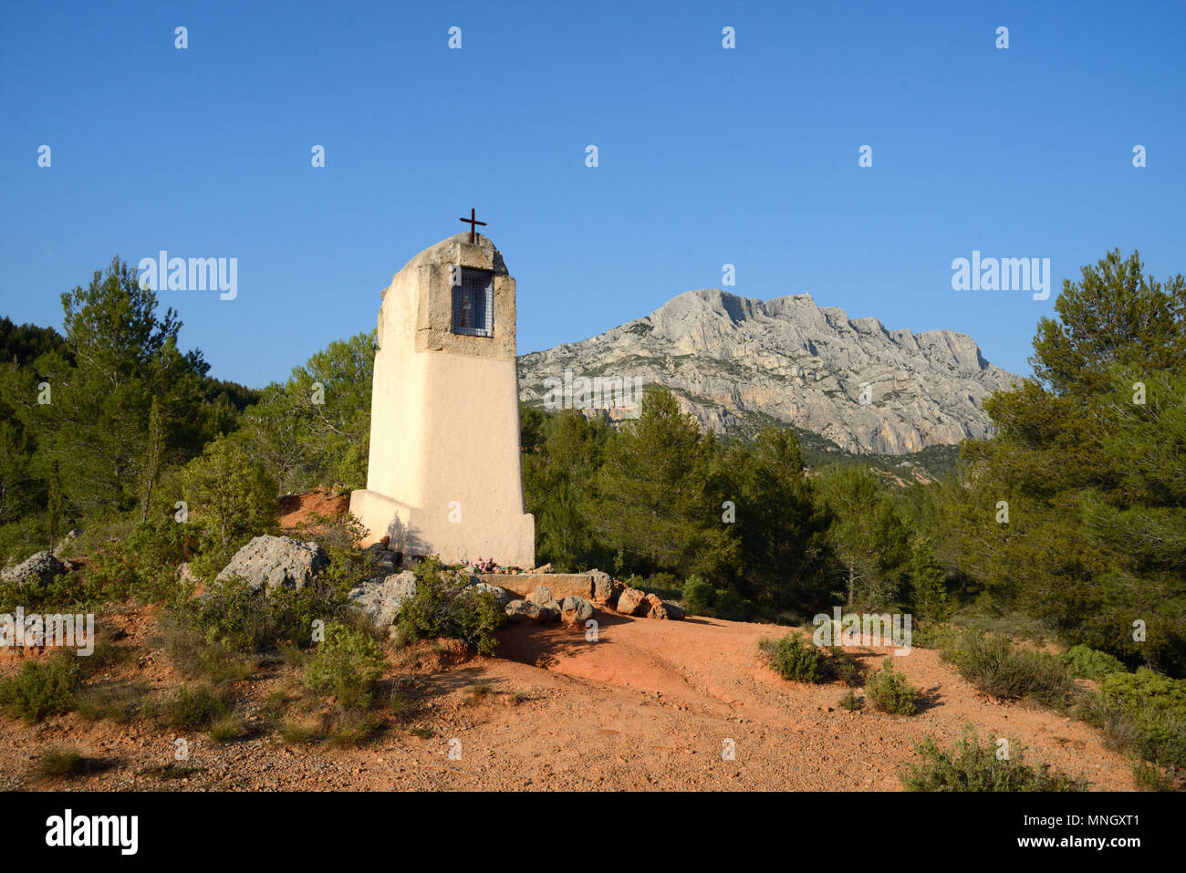 Mont Sainte-Victoire ou montagne Sainte-Victoire, le célèbre par Cézanne peint la montagne, et Oratoire Aix-en-Provence Provence France Banque D'Images