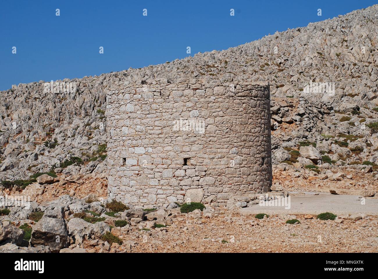 Un vieux moulin en pierre sur le haut plateau de l'île de Halki grecque le 12 juin 2015. Banque D'Images