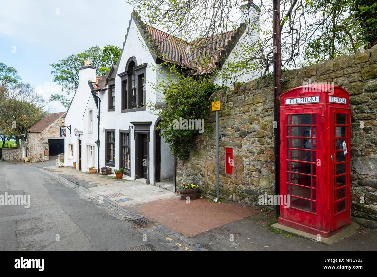 Cramond Inn et le téléphone rouge fort dans village de Cramond à Édimbourg, Écosse, Royaume-Uni Banque D'Images