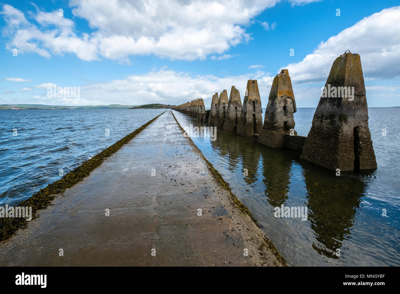 Tidal causeway vers l'île de Cramond à Édimbourg, Écosse, Royaume-Uni. Les structures en béton sont les défenses anti-sous-marine de guerre. Banque D'Images
