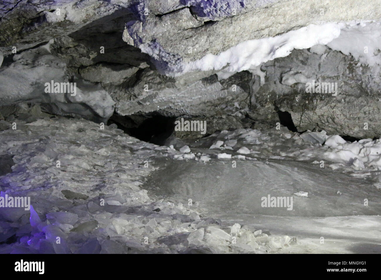 Méandres, des cascades et des hauts-fonds de rivière souterraine. Grotte karstique avec glaces flottantes et la glace accumulée, inondation de la glace, le verglas, chrystocrene Banque D'Images