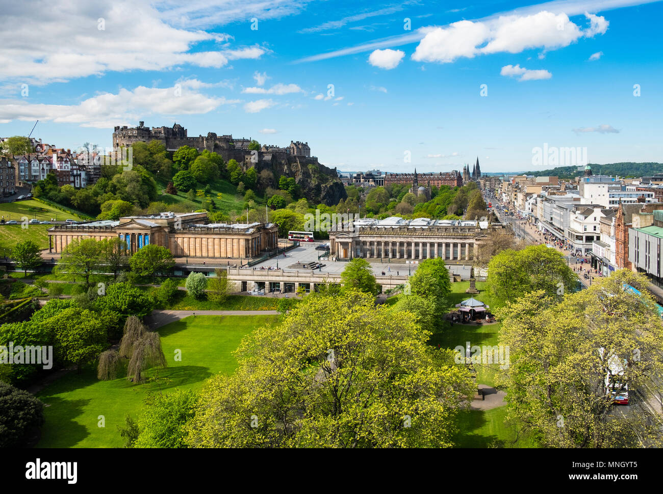 Skyline de Princes Street Gardens, Château d'Edimbourg, la Scottish National Gallery (L) et de la Royal Scottish Academy (R) à Édimbourg, Écosse, Royaume-Uni Banque D'Images