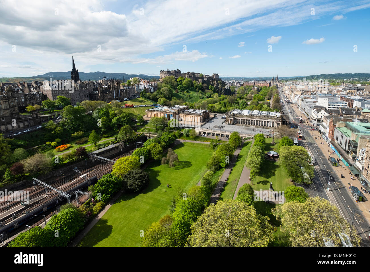 Toits de Princes Street Gardens et le château d'Édimbourg, Écosse, Royaume-Uni Banque D'Images
