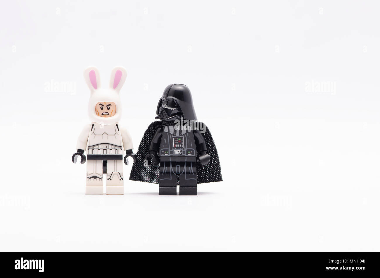 Mini figure de storm trooper wearing bunny casque avec Dark Vador à  regarder. Figurines Lego sont fabriqués par le groupe Lego Photo Stock -  Alamy