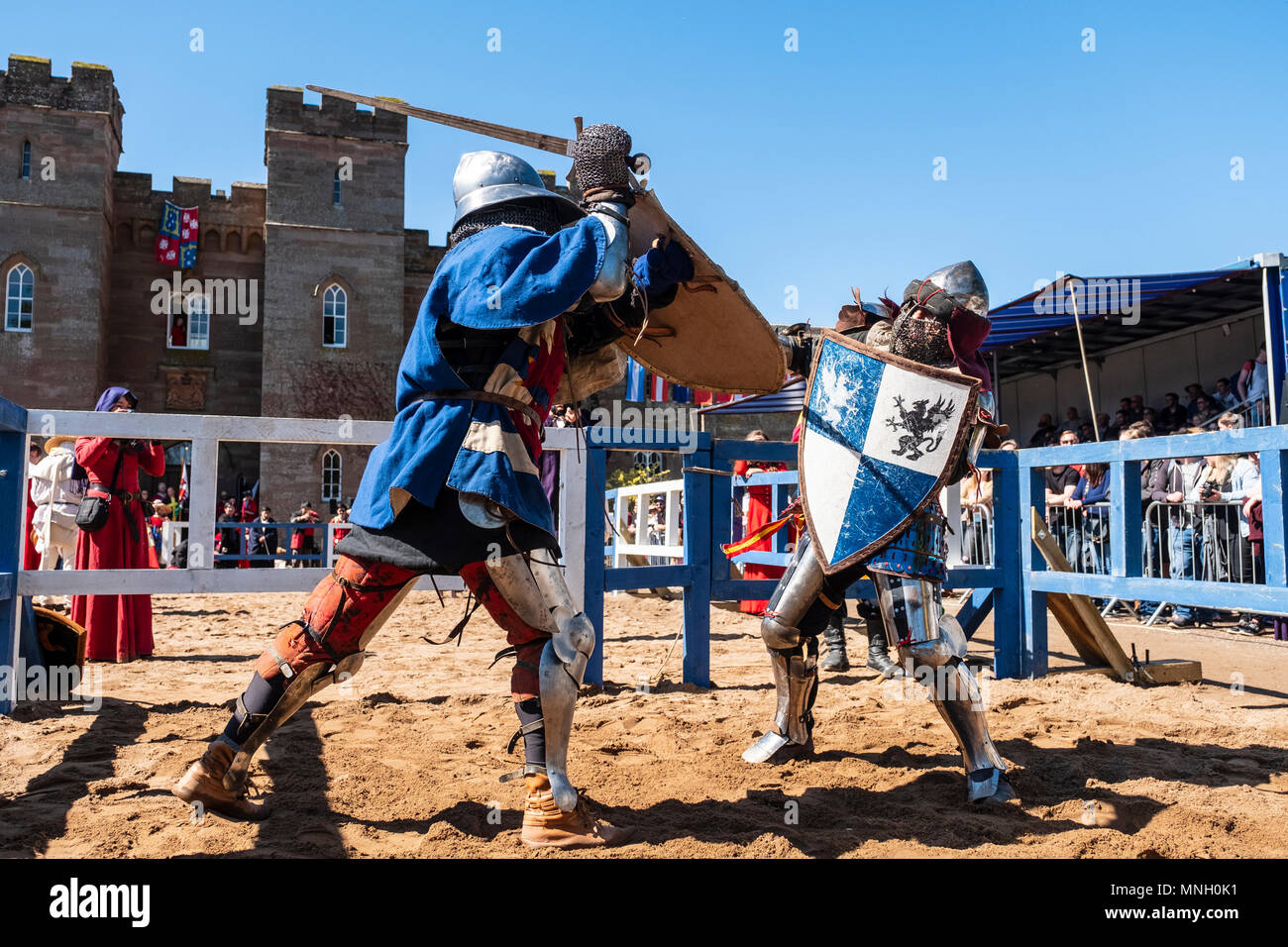 Deux chevaliers combattre en liste au cours de la Fédération Internationale de combat médiéval (CCGE) Championnats du monde à Scone Palace le 12 mai 2018 à Scone Pa Banque D'Images