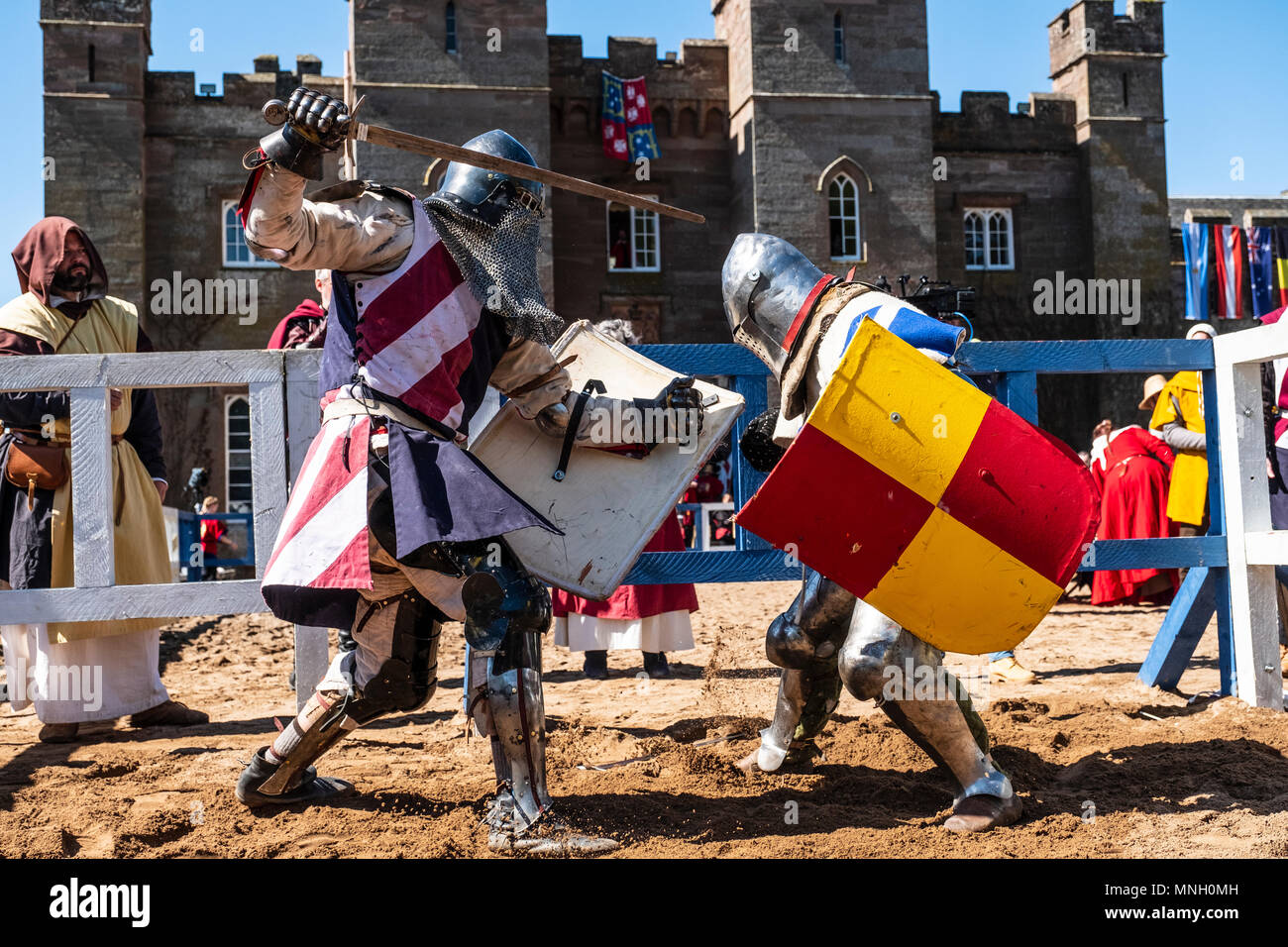 Deux chevaliers combattre en liste au cours de la Fédération Internationale de combat médiéval (CCGE) Championnats du monde à Scone Palace le 12 mai 2018 à Scone Pa Banque D'Images