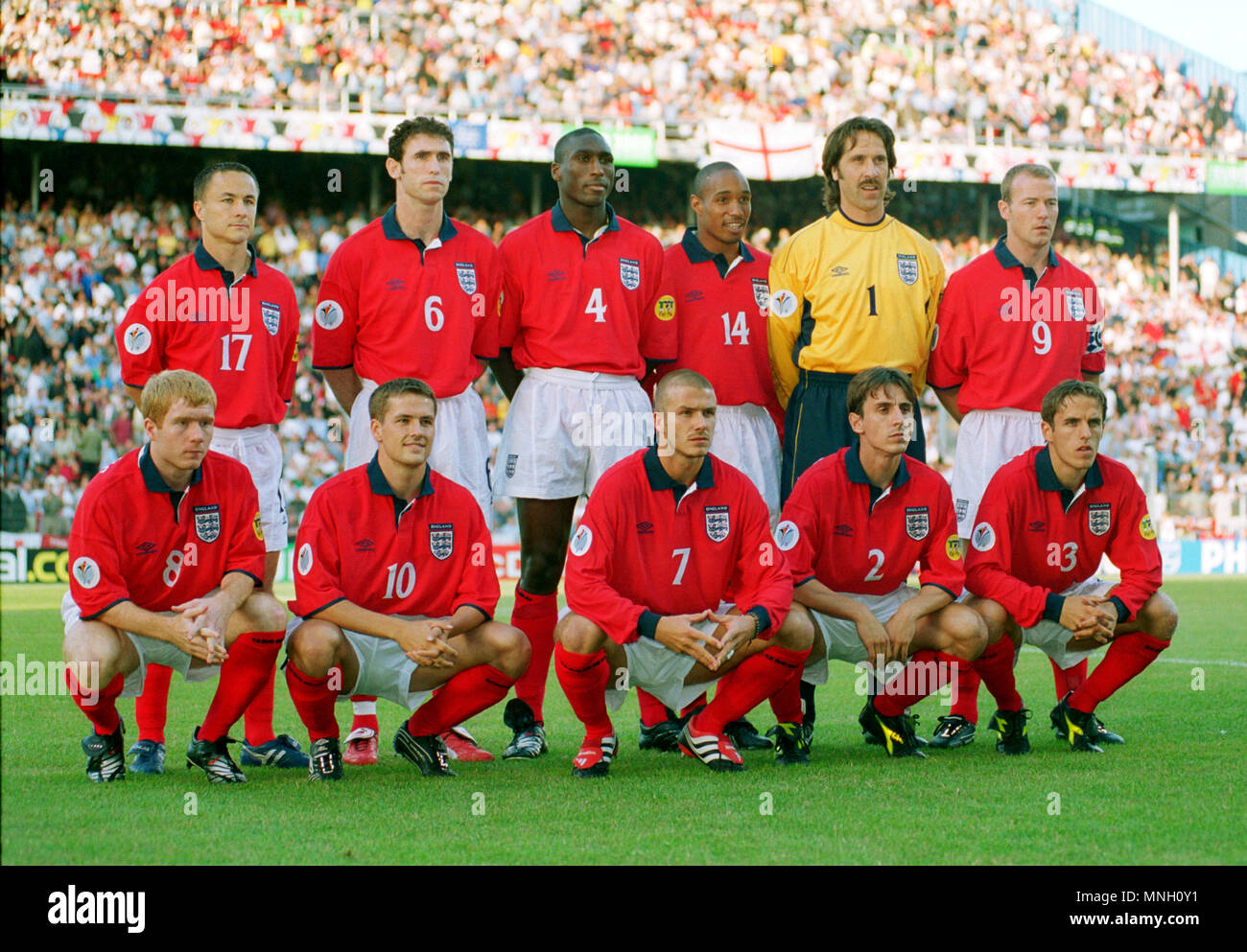 Football : Stade du Pays de Charleroi Charleroi Belgique, 17/06/2000 tournoi Euro 2000 - phase des groupes (groupe A ) l'Angleterre contre l'Allemagne 1:0 --- l'Angleterre l'équipe , rangée arrière de gauche à droite : Dennis Wise, Martin KEOWN, Sol CAMPBELL, Paul INCE, David SEAMAN, Alan Shearer rangée avant de gauche Paul Scholes, Michael Owen, David Beckham, Gary Neville, Philip Neville Banque D'Images