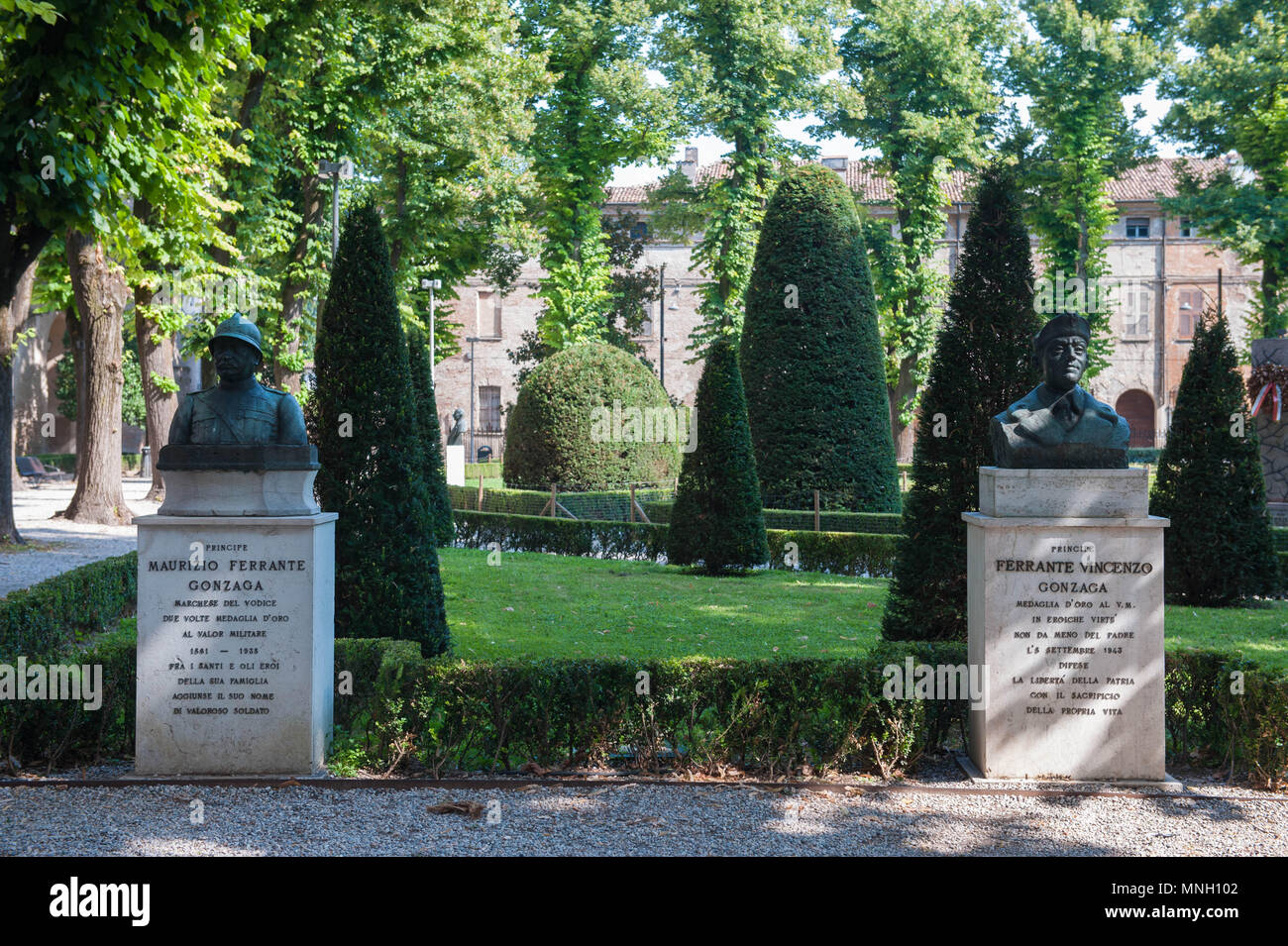 Mantova. Princes Gonzaga statues, le jardin du Palais Ducal. L'Italie. Banque D'Images