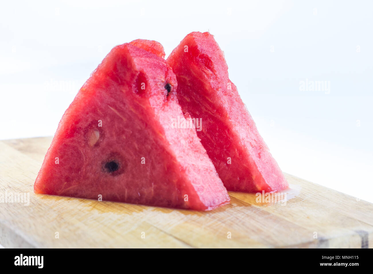 Watermelon sur des postes à hacher et fond blanc, rouge tranche de pastèque, Banque D'Images
