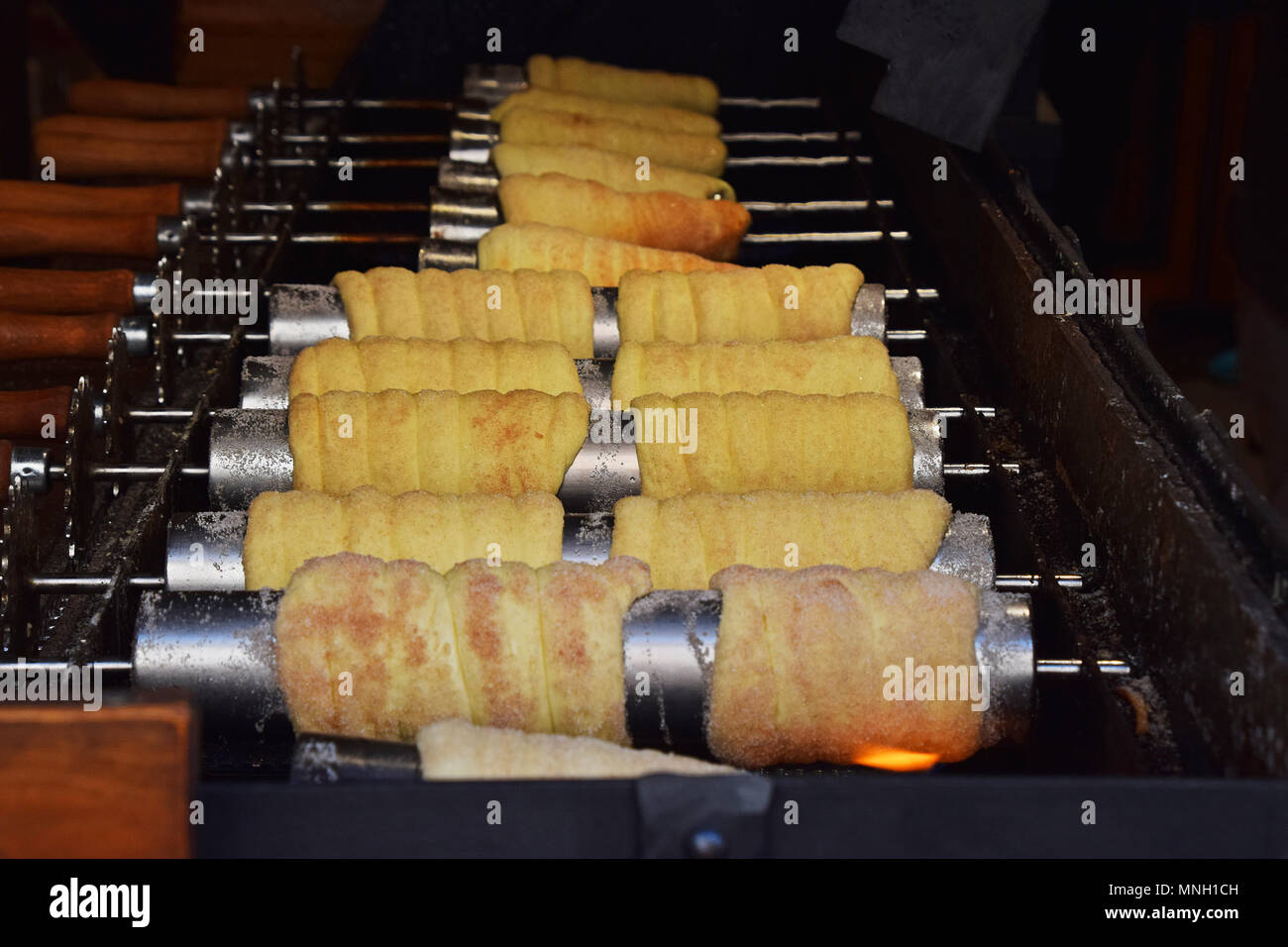 Close up sweet Trdelnik sur cuisson grill, ce le champagne est populaire en Europe, l'Autriche, la Hongrie, la Slovaquie et la République tchèque, en particulier à Prague Banque D'Images