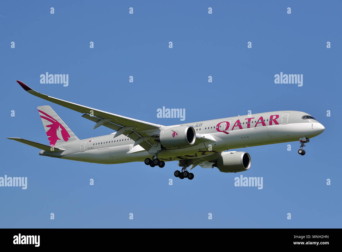 Qatar Airways Airbus A350 A7-ALY l'atterrissage à l'aéroport Heathrow de Londres, UK Banque D'Images