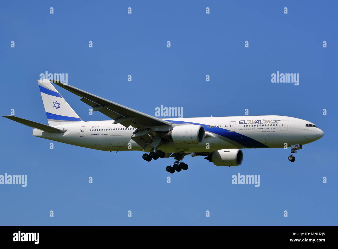 Boeing 777 d'EL AL 4X-ECF l'atterrissage à l'aéroport Heathrow de Londres, UK Banque D'Images
