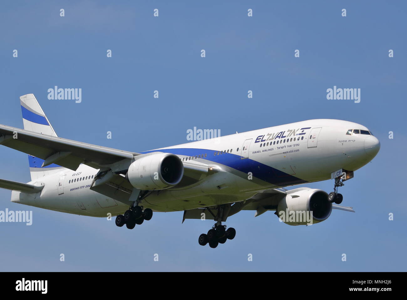 Boeing 777 d'EL AL 4X-ECF l'atterrissage à l'aéroport Heathrow de Londres, UK Banque D'Images