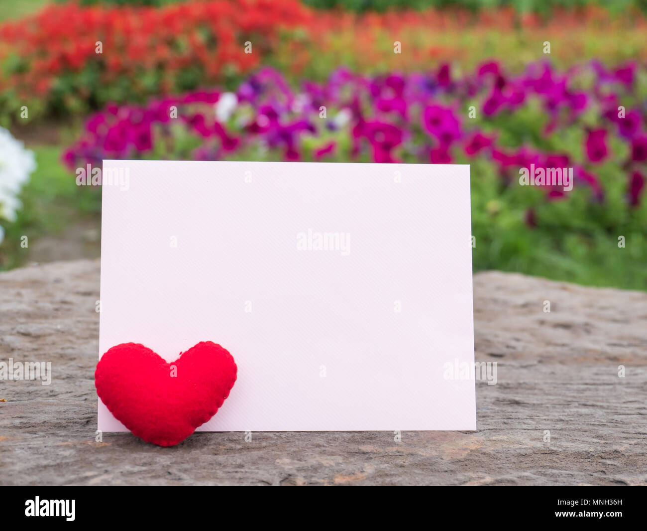 Coeur rouge et papier carte sur fond de fleurs, rock rétro arrière, Banque D'Images