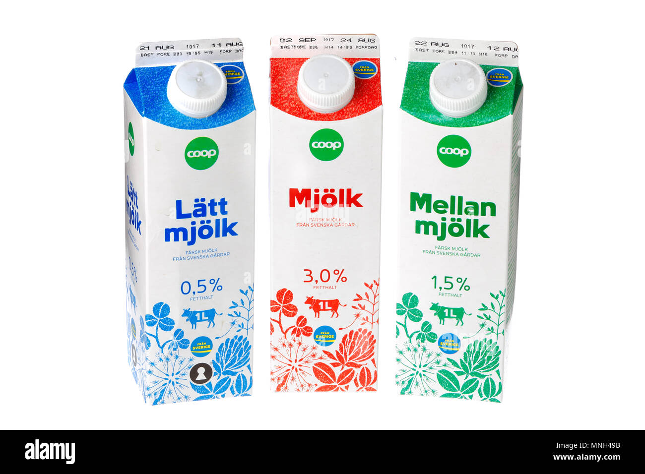 Stockholm, Suède - 16 novembre 2017 : trois paquets de lait de la marque Coop, chacun avec une note de lait pour le marché suédois, isolé sur blanc. Banque D'Images