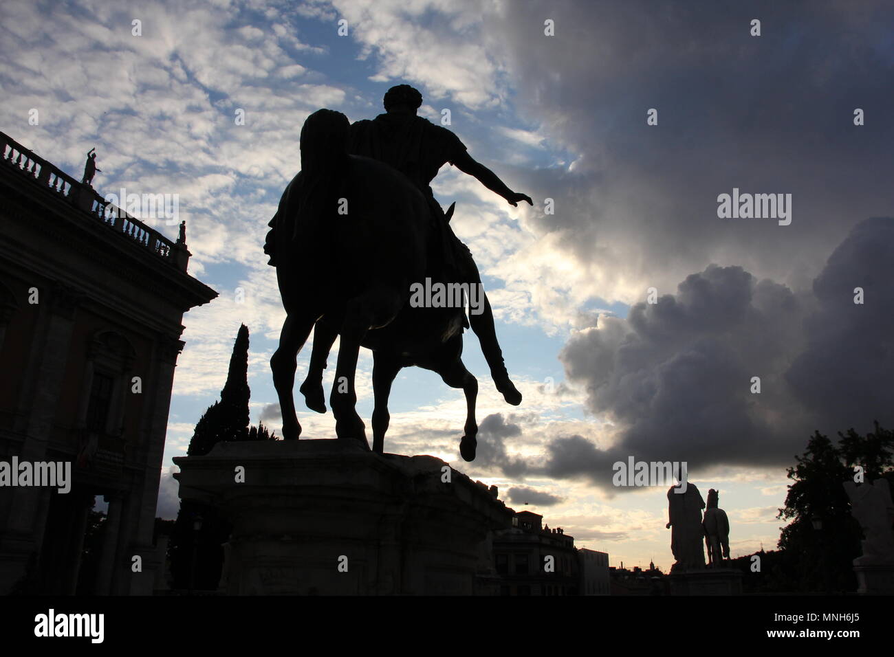 Menaces sur le Capitol Hill en colline avec la statue de l'empereur Marc Aurèle, à Rome, Italie Banque D'Images