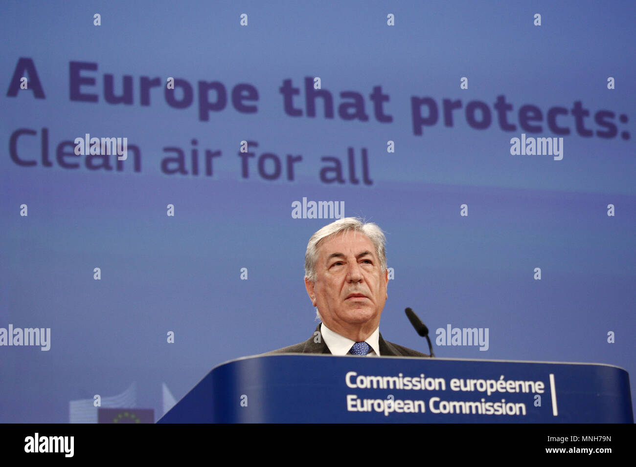 Bruxelles, Belgique. 17 mai 2018.Déclaration à la presse du Commissaire de l'UE Karmenu VELLA sur les actions pour améliorer la qualité de l'air en Europe. Alexandros Michailidis/Alamy Live News Banque D'Images