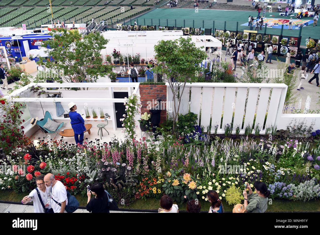 Saitama, Japon. 17 mai, 2018. Les gens apprécient l'art de jardin pendant le 20e Salon International de Roses & Jardinage à Saitama, Japon, le 17 mai 2018. Credit : Ma Ping/Xinhua/Alamy Live News Banque D'Images