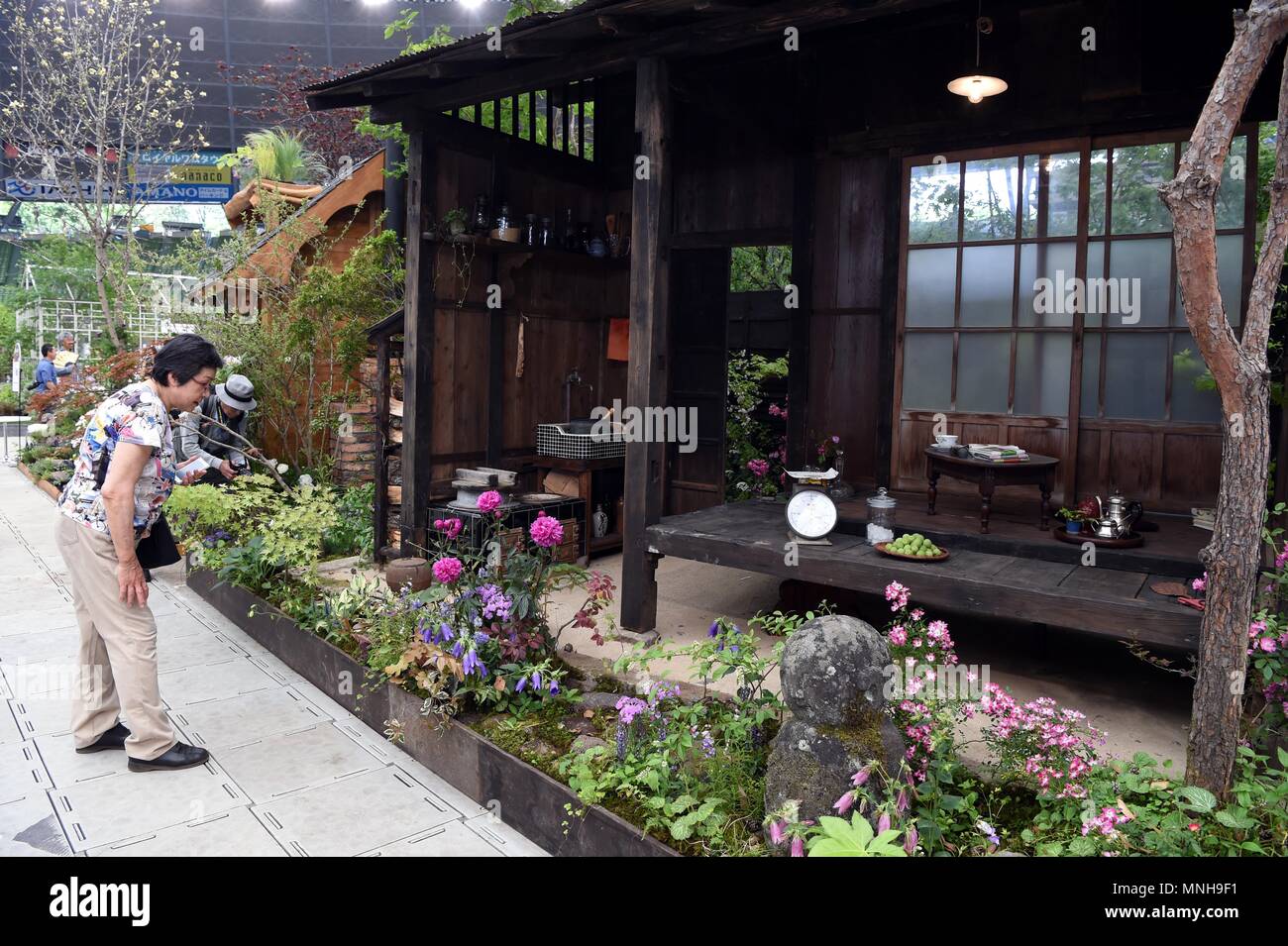Saitama, Japon. 17 mai, 2018. Les gens apprécient l'art de jardin pendant le 20e Salon International de Roses & Jardinage à Saitama, Japon, le 17 mai 2018. Credit : Ma Ping/Xinhua/Alamy Live News Banque D'Images