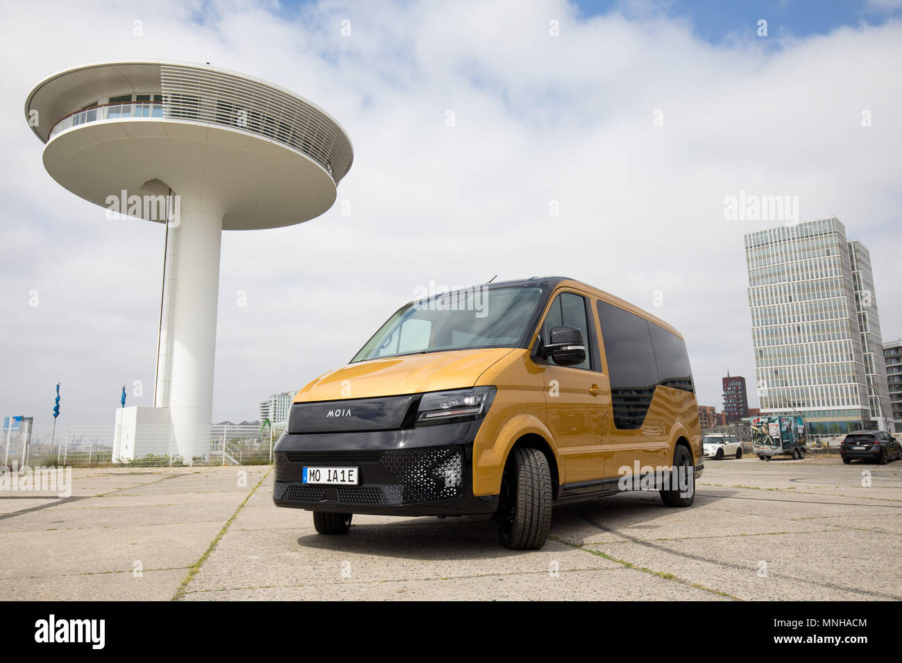 17 mai 2018, l'Allemagne, Hambourg : Un taxi de la filiale de Volkswagen MOIA à la nouvelle Journée de la mobilité dans la région de Hambourg, HafenCity. Le minibus électroniques peuvent être envoyés pour le prochain point d'arrêt via une application pour smartphone. Après une phase de test, la ville de Hambourg est raboteuse d'utiliser environ 500 de ces véhicules à partir de janvier 2019. Photo : Christian Charisius/dpa Banque D'Images