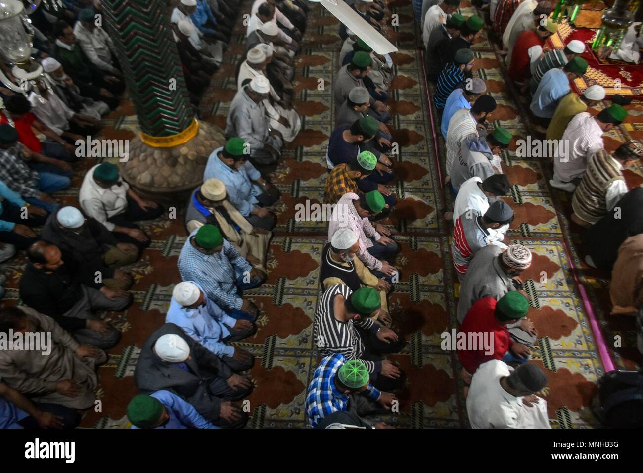 Srinagar, au Cachemire. 17 mai, 2018. Les musulmans du Cachemire offrir des prières au cours de la première journée du mois du Ramadan dans SrinagarKashmir. Les musulmans du monde entier célèbrent le mois de Ramadan, le mois le plus saint dans le calendrier islamique durant laquelle les dévots vite de l'aube au crépuscule. Credit : SOPA/Alamy Images Limited Live News Banque D'Images