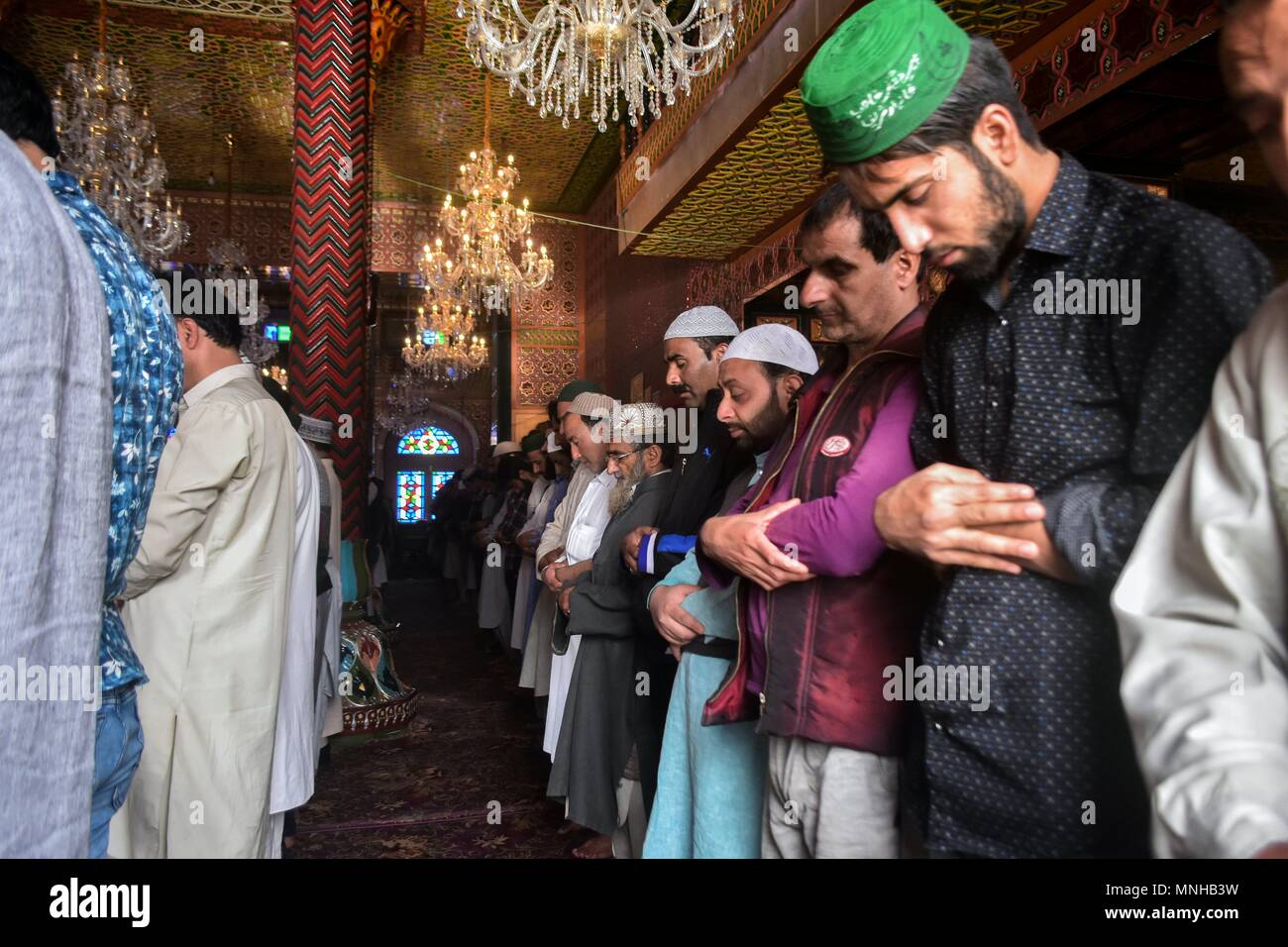 Srinagar, au Cachemire. 17 mai, 2018. Les musulmans du Cachemire offrir des prières au cours de la première journée du mois du Ramadan dans SrinagarKashmir. Les musulmans du monde entier célèbrent le mois de Ramadan, le mois le plus saint dans le calendrier islamique durant laquelle les dévots vite de l'aube au crépuscule. Credit : SOPA/Alamy Images Limited Live News Banque D'Images