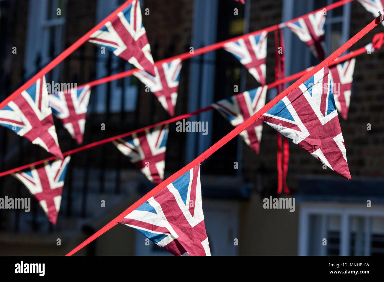 Windsor, Royaume-Uni. 17 mai, 2018. Accrocher des drapeaux Union Jack à Windsor en préparation pour le mariage royal de goutte d'encre : Crédit/Alamy Live News Banque D'Images