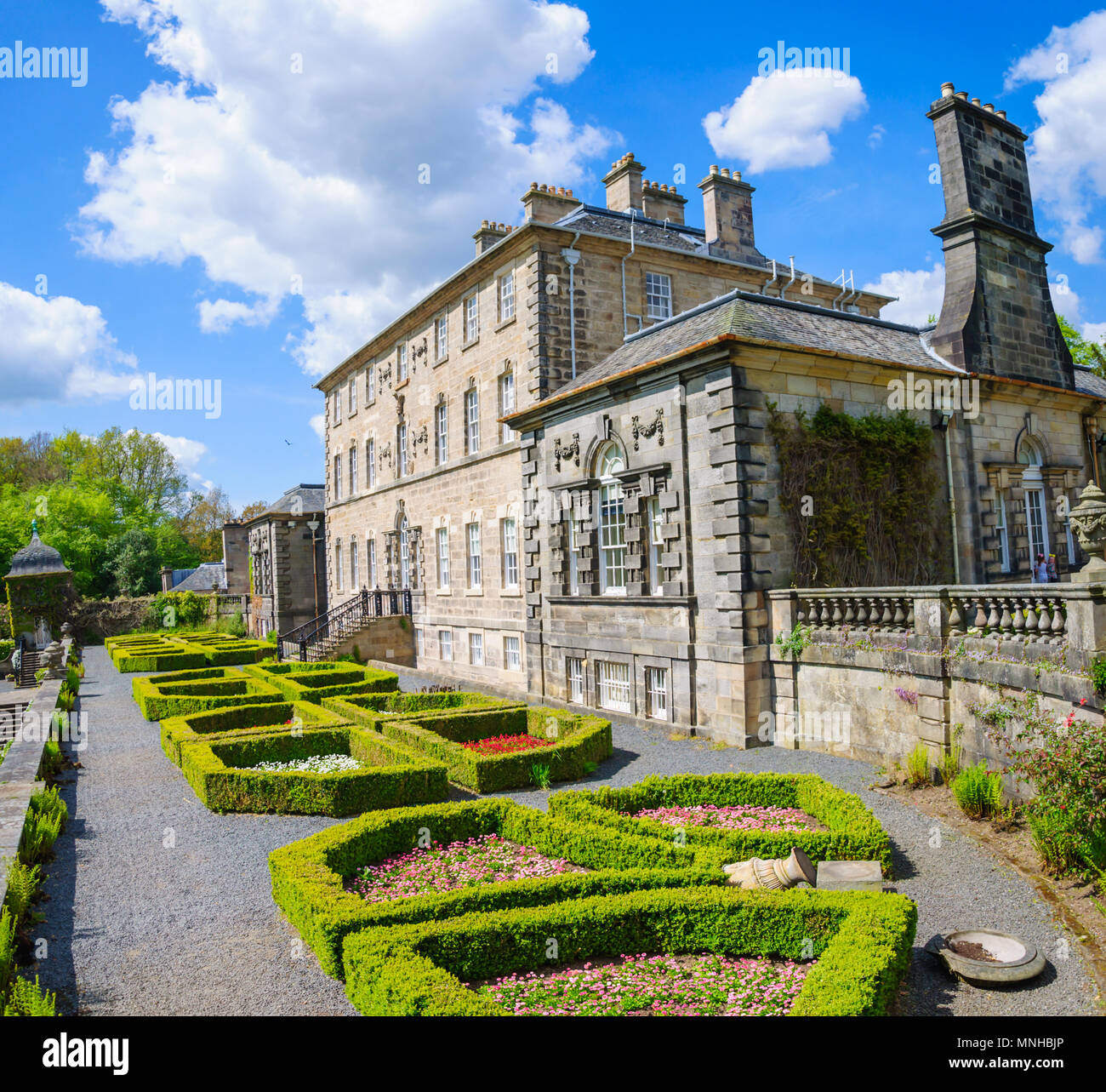 Glasgow, Ecosse, Royaume-Uni. 17 mai, 2018. Météo France : Pollok House qui est la maison ancestrale de la famille Maxwell Stirling, situé à Pollok Country Park sur un après-midi ensoleillé. Credit : Skully/Alamy Live News Banque D'Images