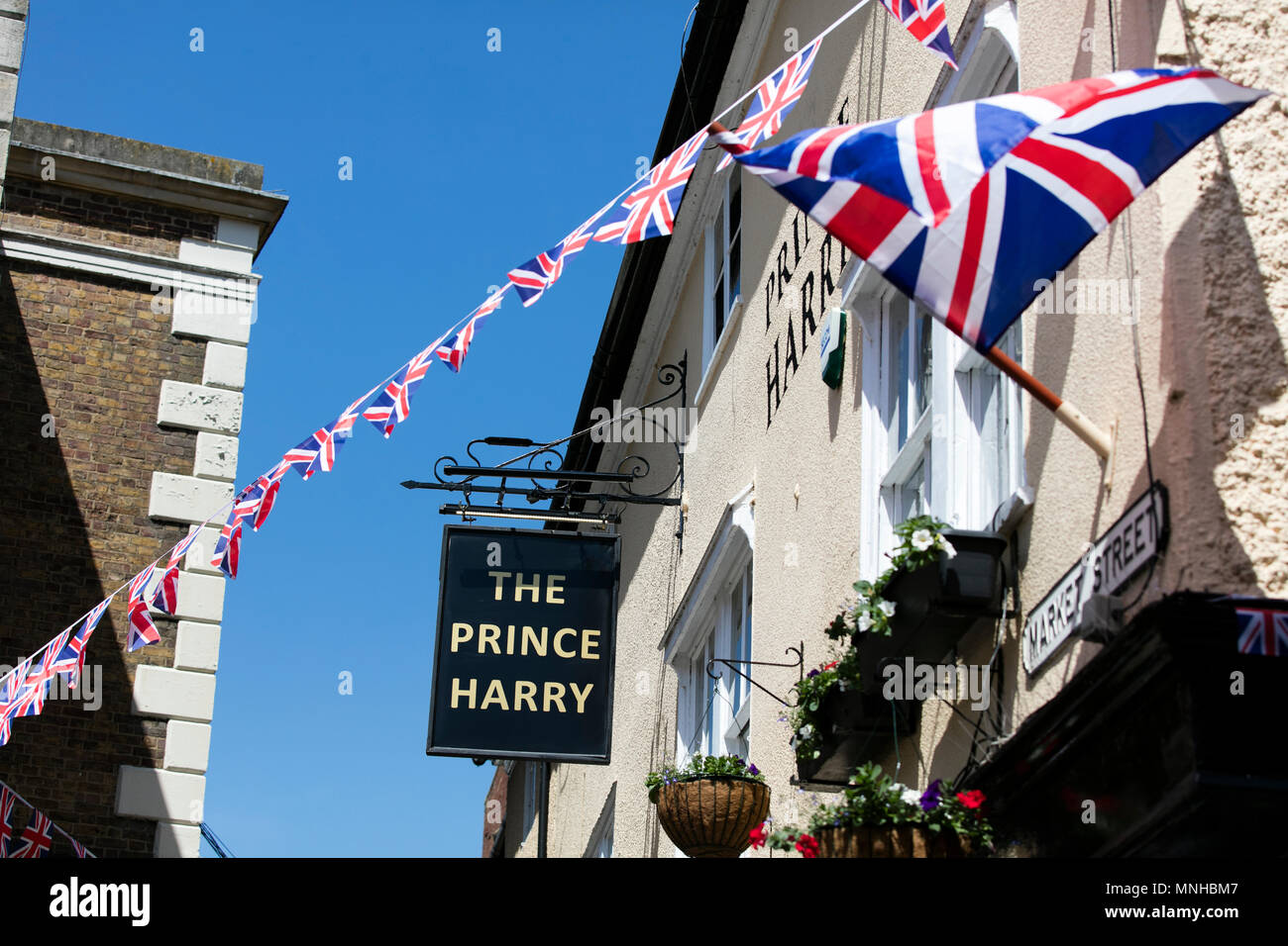 Windsor, Royaume-Uni. 17 mai, 2018. Le prince Harry en public house Windor décorée de drapeaux Union Jack dans la préparation de l'encre Crédit : Mariage Royal Drop/Alamy Live News Banque D'Images
