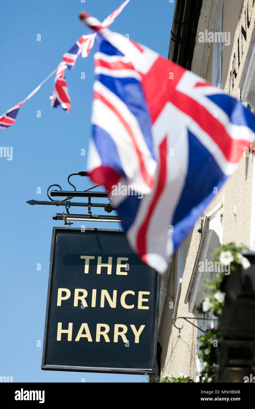 Windsor, Royaume-Uni. 17 mai, 2018. Le prince Harry en public house Windor décorée de drapeaux Union Jack dans la préparation de l'encre Crédit : Mariage Royal Drop/Alamy Live News Banque D'Images