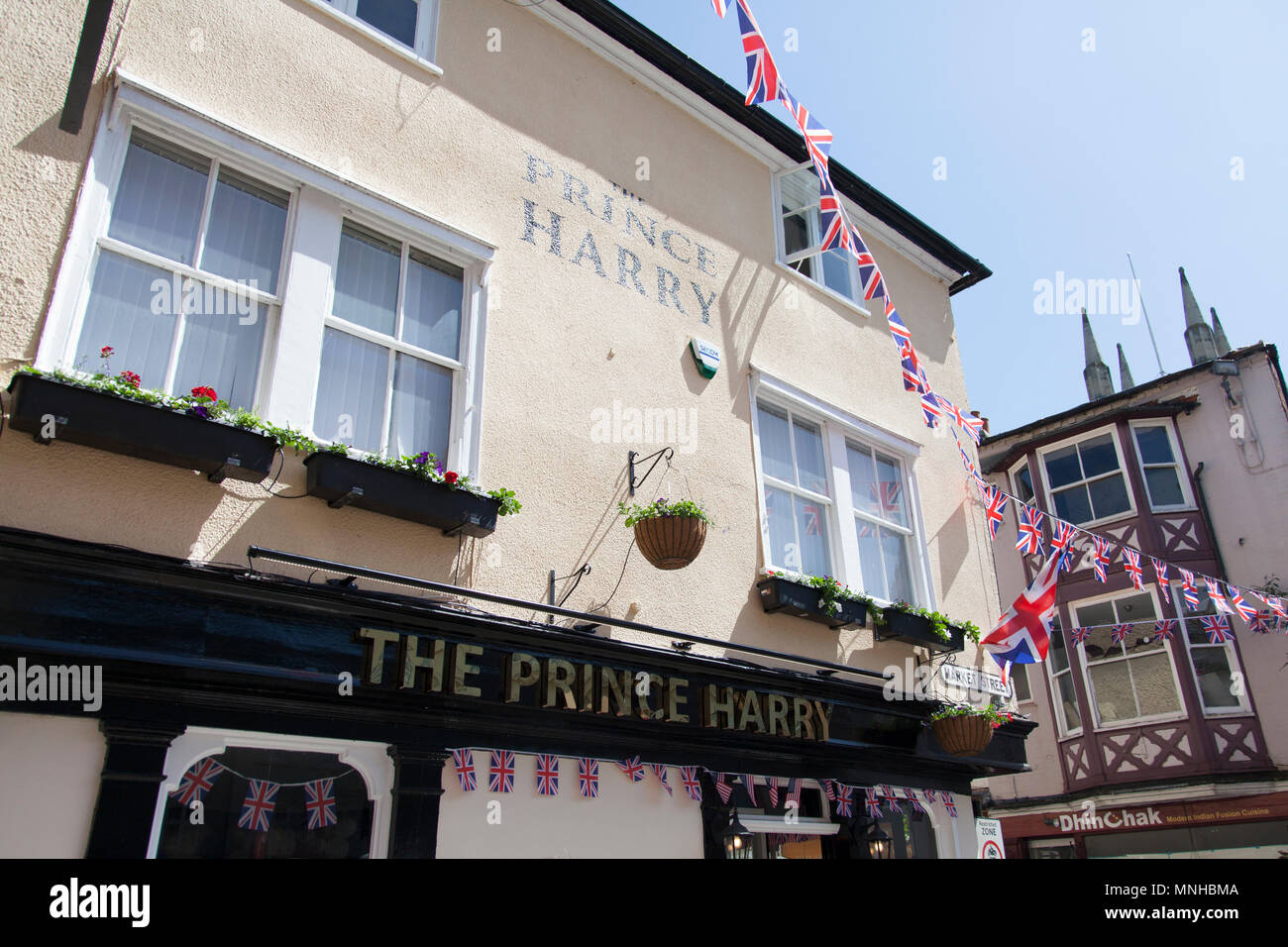 Windsor, Royaume-Uni. 17 mai, 2018. Le prince Harry en public house Windor décorée de drapeaux Union Jack dans la préparation de l'encre Crédit : Mariage Royal Drop/Alamy Live News Banque D'Images