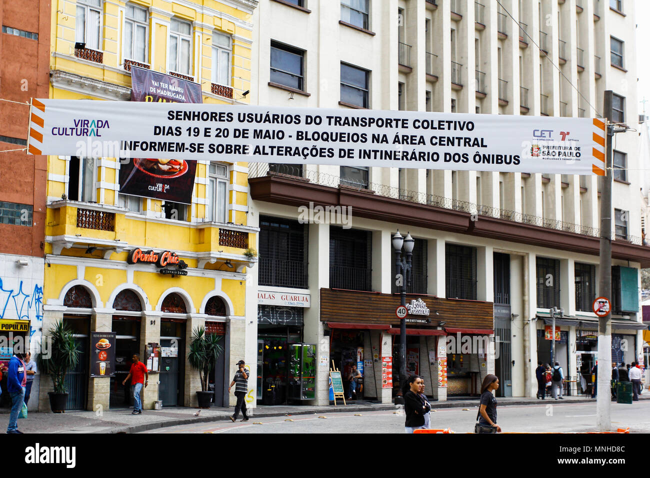 SÃO PAULO, SP - 17.05.2018 : MONTAGEM PARA DOS PALCOS VIRADA CULTURAL - bannière d'informations sur le blocage de la voie publique pendant les jours de Virada Cultural. Les préparatifs de la Virada Cultural en 2018, qui a lieu ce week-end, 18 et 19, dans la ville de São Paulo. (Photo : Aloisio Mauricio/Fotoarena) Banque D'Images