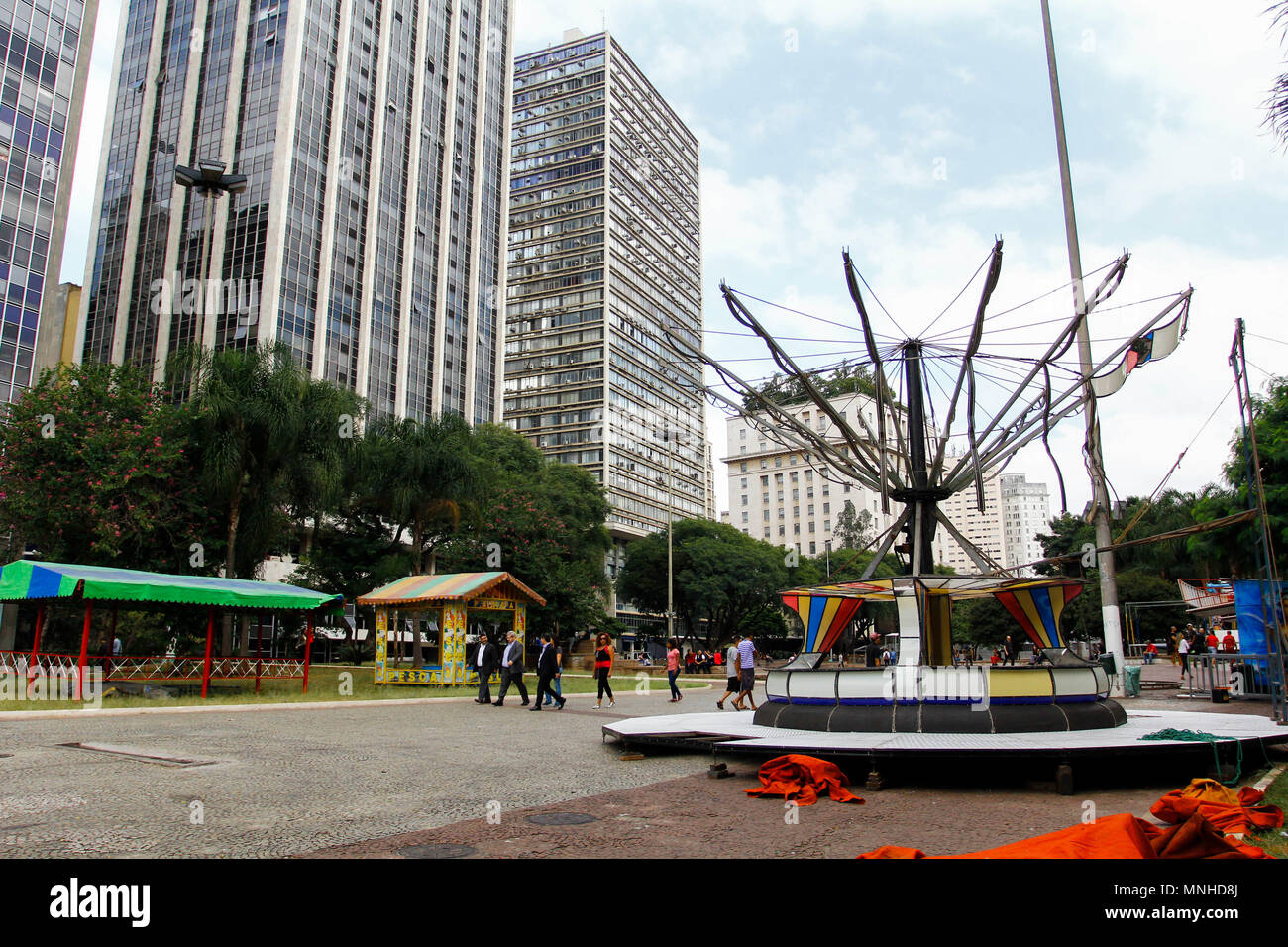 SÃO PAULO, SP - 17.05.2018 : MONTAGEM PARA DOS PALCOS VIRADA CULTURAL - Préparatifs de la Virada Cultural en 2018, qui a lieu ce week-end, 18 et 19, dans la ville de São Paulo. Assemblée générale de l'amusement park dans la vallée de l'Anhangabaú, dans la partie centrale de la ville. (Photo : Aloisio Mauricio/Fotoarena) Banque D'Images