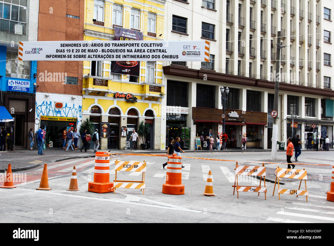 SÃO PAULO, SP - 17.05.2018 : MONTAGEM PARA DOS PALCOS VIRADA CULTURAL - bannière d'informations sur le blocage de la voie publique pendant les jours de Virada Cultural. Les préparatifs de la Virada Cultural en 2018, qui a lieu ce week-end, 18 et 19, dans la ville de São Paulo. (Photo : Aloisio Mauricio/Fotoarena) Banque D'Images