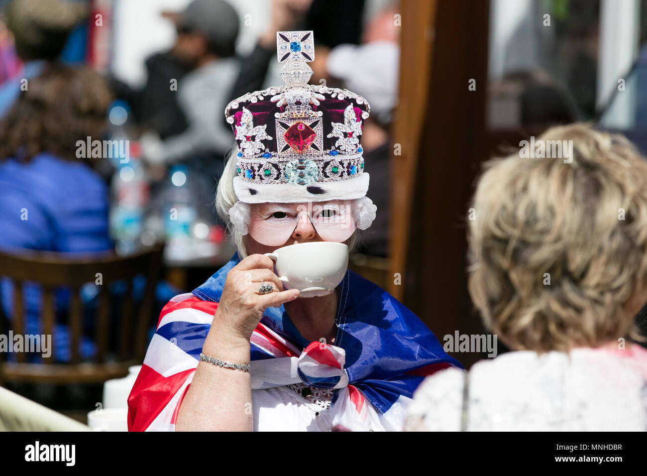 Windsor, Royaume-Uni. 17 mai, 2018. Une personne dans un masque de la Reine bénéficie d'une tasse de thé à Windsor avant le mariage royal Photo : Alamy/Goutte d'encre Live News Banque D'Images