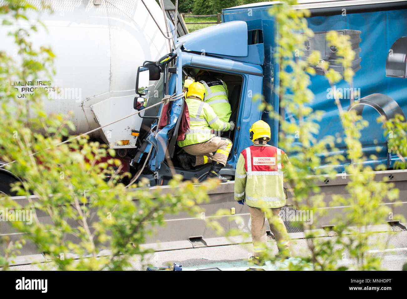 M6, entre Holmes Chapel et Knutsford, Cheshire, Royaume-Uni. 17 mai, 2018. Quatre poids lourds, un homme coincé à l'accident de service d'incendie et d'ambulanciers essayant de lui extracate air ambulance Crédit : Chris Billington/Alamy Live News Banque D'Images