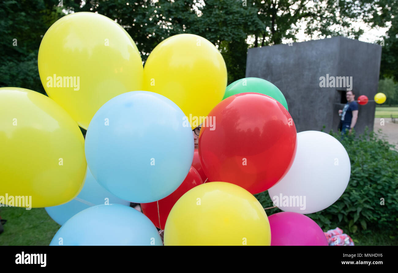 Dpatop - 17 mai 2018, l'Allemagne, Berlin : ballons de couleur monter sur la Journée internationale contre l'homophobie, la transphobie et la Biphobie au monument dédié à Tiergarten aux homosexuels victimes de la régime nazi. Photo : Paul Zinken/dpa Banque D'Images