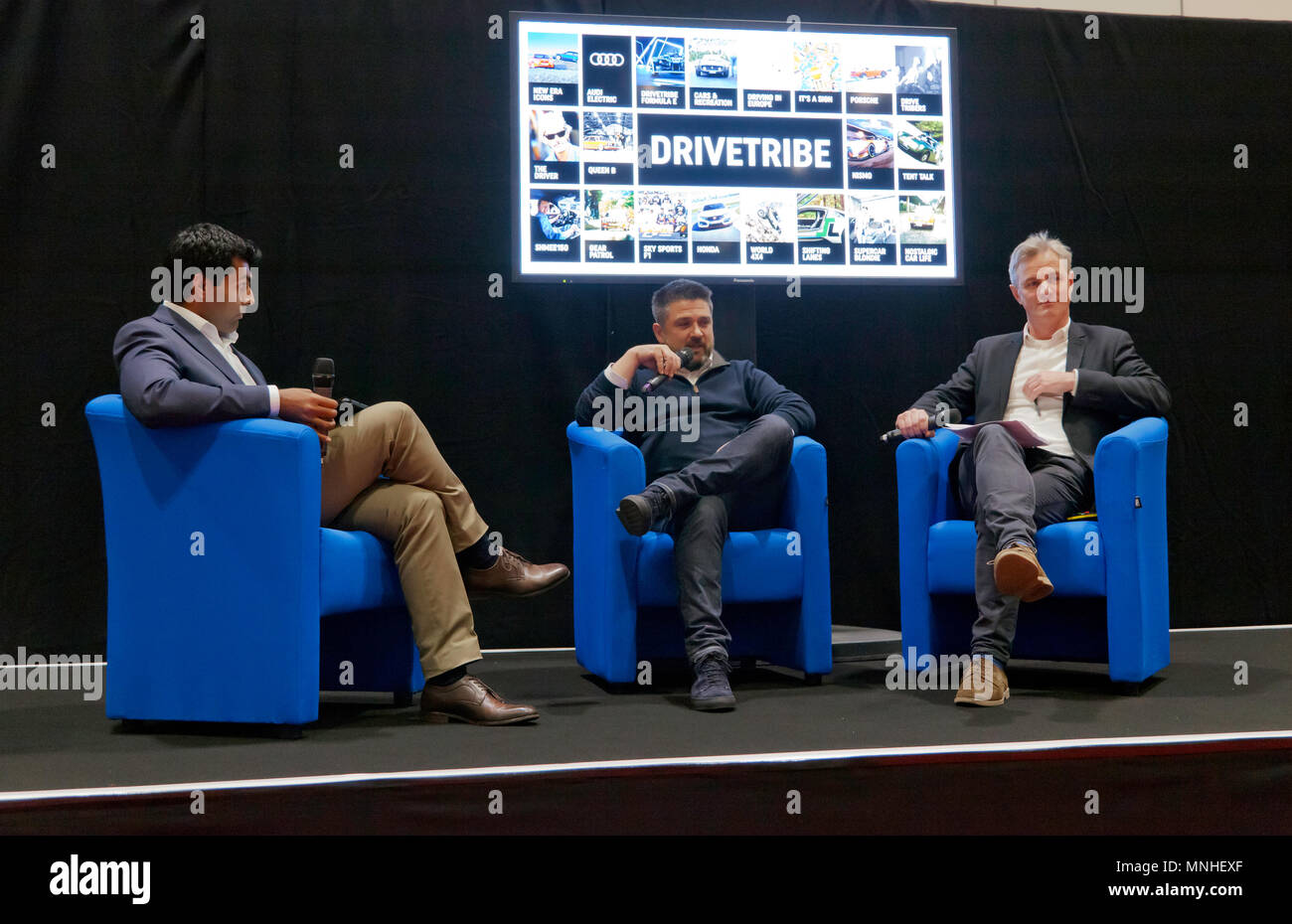 Formar pilote de F1, Karun Chandhok organise une entrevue avec DriveTribe chef Jonathan Morris et chef du Marketing, Jim Murray Jones, au cours de la journée de presse du salon automobile de Londres 2018. Banque D'Images