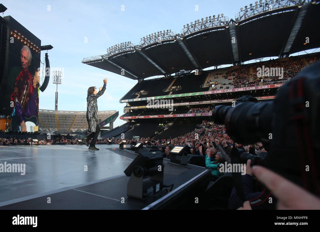 Dublin, Irlande. 17 mai 2018. 17/5/2018. Oui, les garçons sont de retour en ville ! Mick Jagger joue à la foule avec Keith Richards, Ronnie Wood et Charlie Watts de The Rolling Stones à l'appui qu'ils ont joué dans Croke Park de Dublin ce soir, sur la première étape de leur Les pierres - Pas de filtre d'. Après leur concert ils vont voler retour au Royaume-Uni pour continuer le tour qui comprend Londres, Edimbourg et Cardiff. Photo : Leon Farrell/RollingNews RollingNews.ie : Crédit.ie/Alamy Live News Banque D'Images