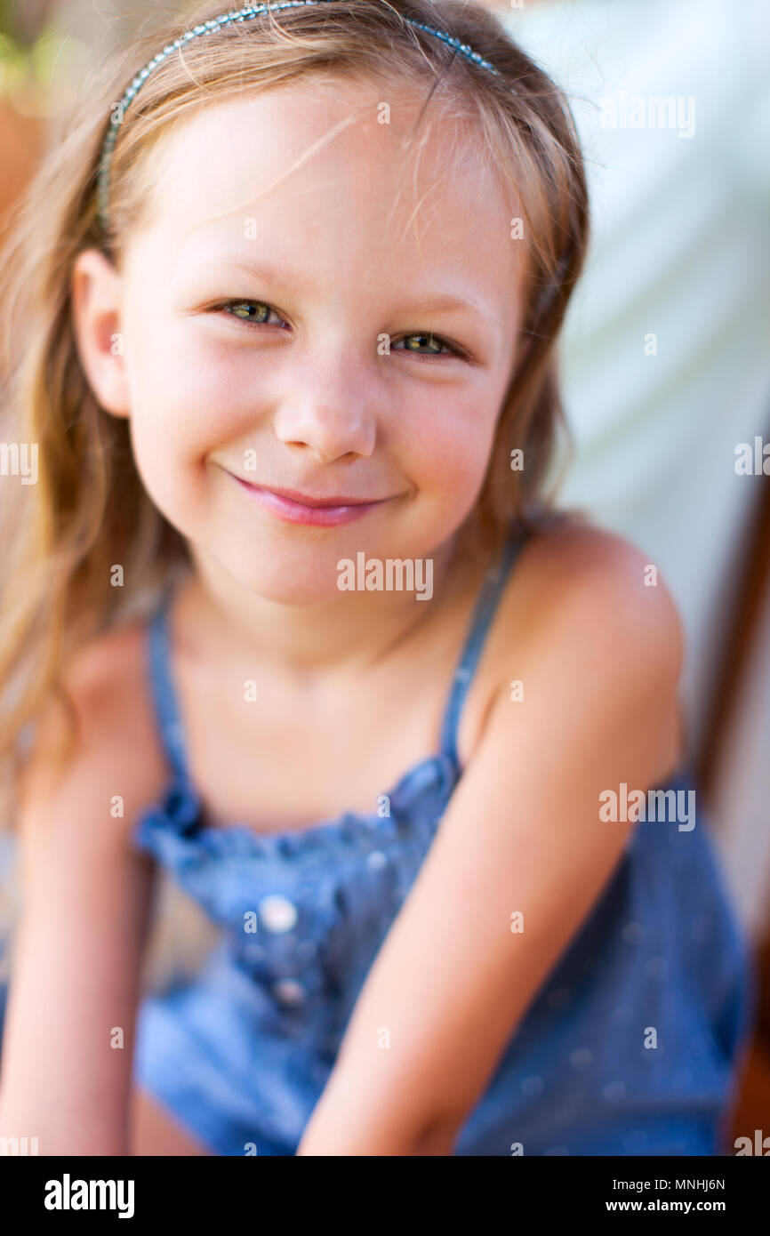 Portrait de petite fille décontracté en plein air, sur la journée d'été Banque D'Images