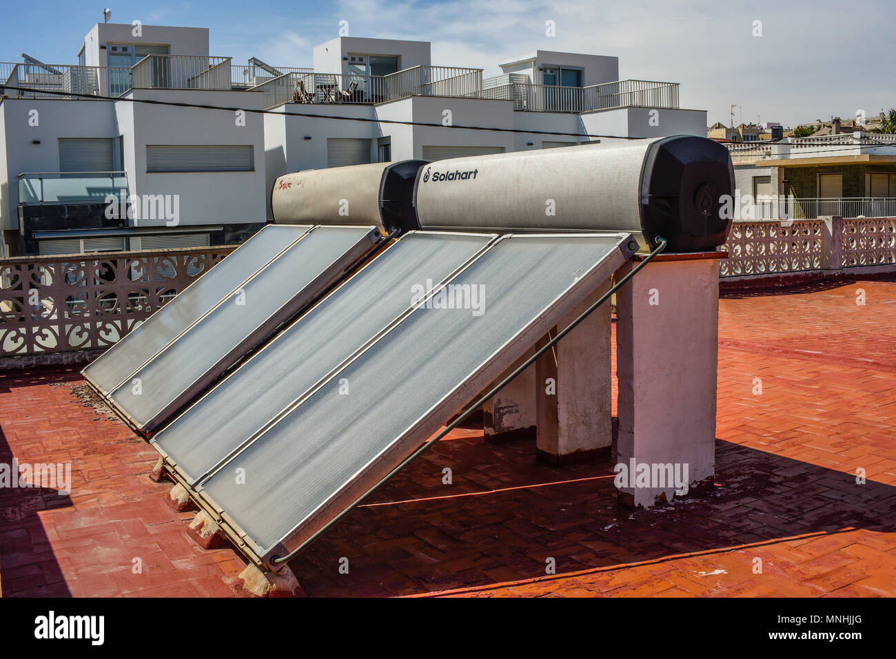 Solahart le chauffage de l'eau panneaux solaires. Réduction des coûts de l'énergie respectueuse de l'environnement système d'eau chaude. Toit plat monté à un angle. L'entreposage Banque D'Images