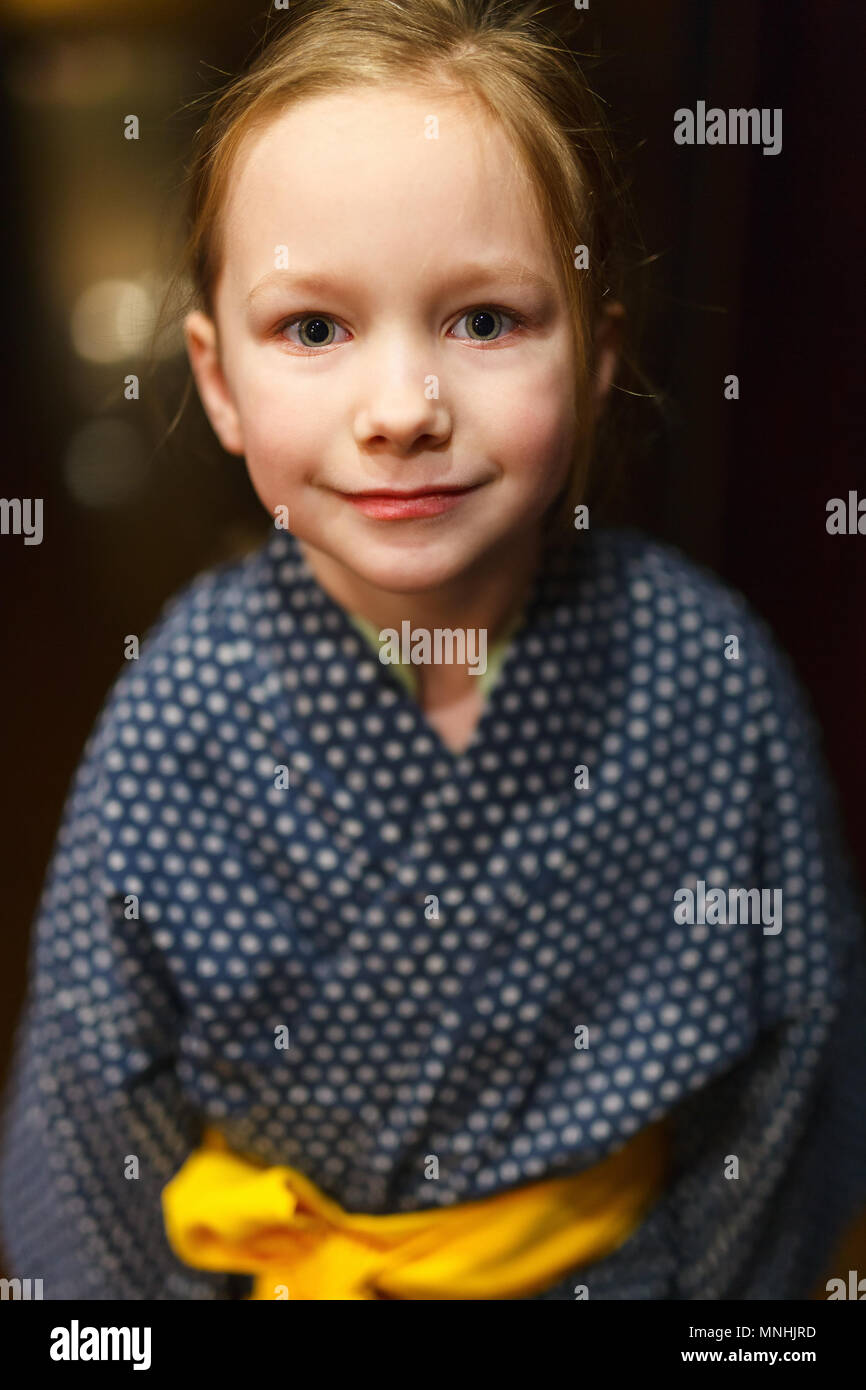 Portrait de l'adorable little girl wearing yukata kimono traditionnel japonais Banque D'Images