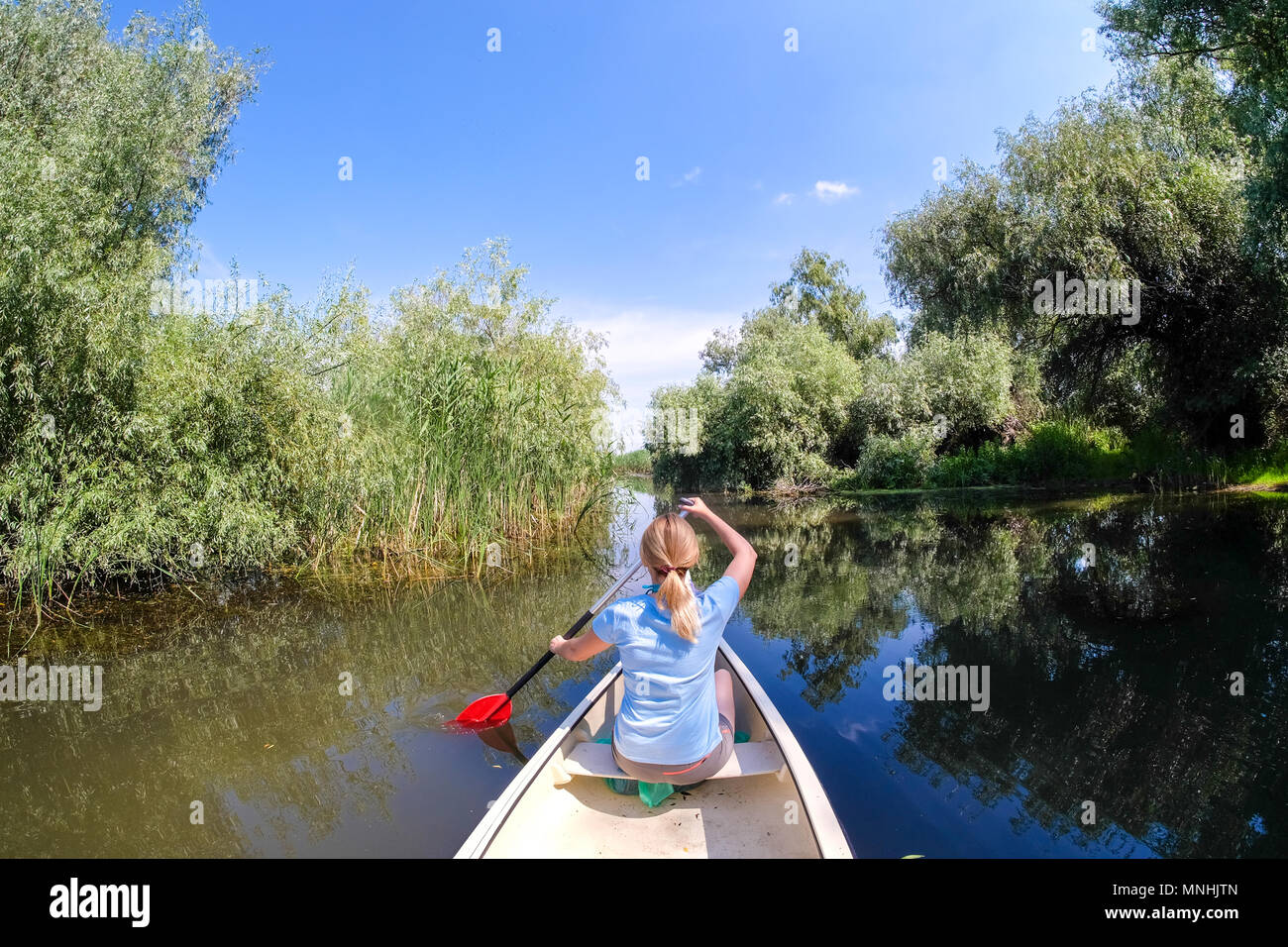 Femme dans le Delta du Danube en bateau Banque D'Images